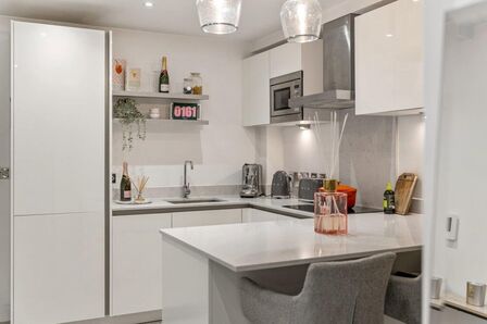 Eden Place, 1 bedroom Flat to rent, &pound;975 pcm