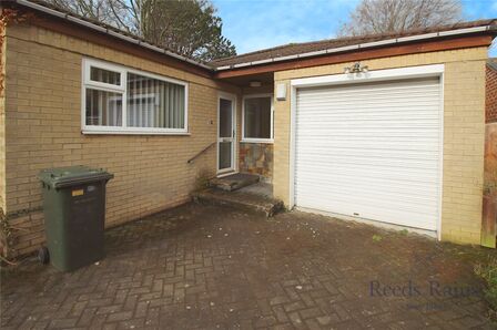 Highfield Close, 2 bedroom Semi Detached Bungalow to rent, £995 pcm