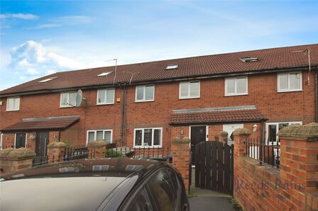 5 bedroom Mid Terrace House for sale