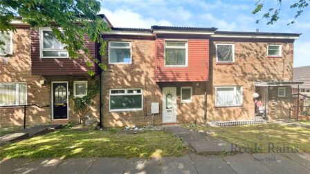 Eastgarth, 3 bedroom Mid Terrace House to rent, £950 pcm