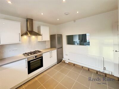 Chapel House Drive, 3 bedroom Flat to rent, &pound;900 pcm