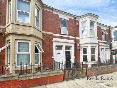 Wingrove Avenue, 3 bedroom Flat to rent, &pound;950 pcm