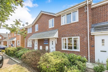 Chandlers Close, 2 bedroom Mid Terrace House to rent, £800 pcm