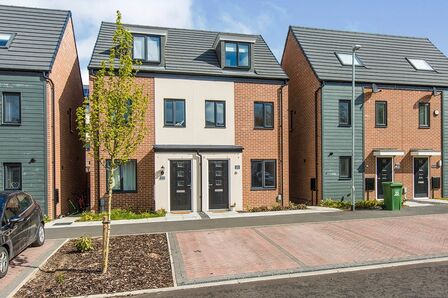 Martlet Grove, 3 bedroom Mid Terrace House to rent, &pound;1,300 pcm