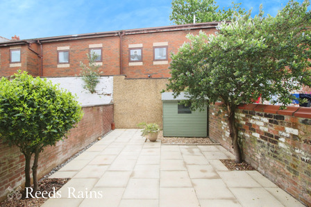 2 bedroom Mid Terrace House to rent