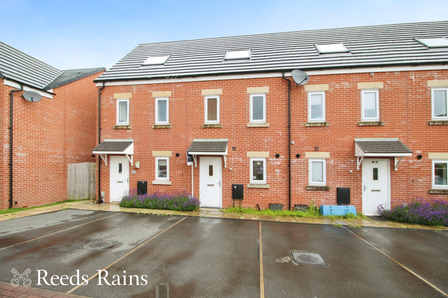 3 bedroom Mid Terrace House to rent