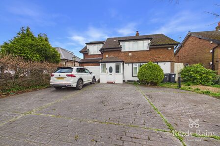 4 bedroom Detached House to rent