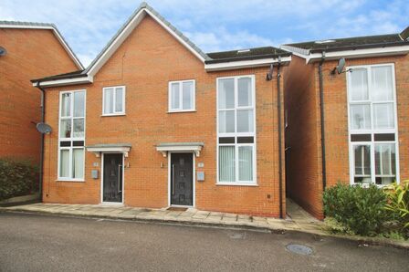 Manchester Road, 3 bedroom Semi Detached House to rent, &pound;1,195 pcm