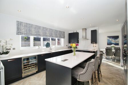 Crostons Farm Drive, 4 bedroom Detached House to rent, £2,500 pcm