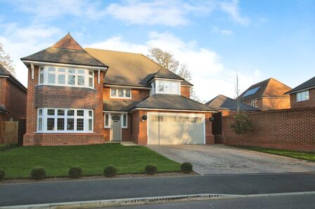 Crostons Farm Drive, 4 bedroom Detached House to rent, £2,750 pcm