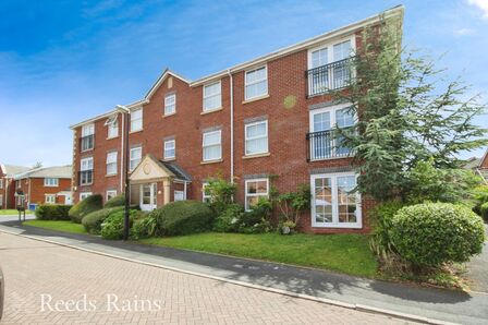 Walletts Wood Court, 2 bedroom  Flat for sale, £115,000