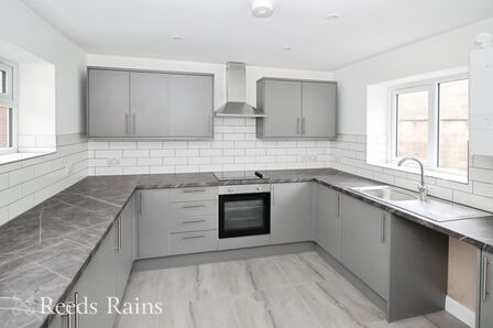 Moss Close, 3 bedroom Semi Detached House to rent, £1,100 pcm