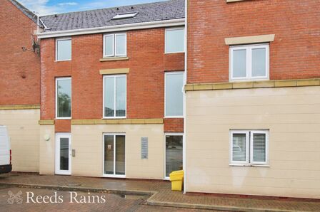 Main Street, 2 bedroom  Flat for sale, £115,000