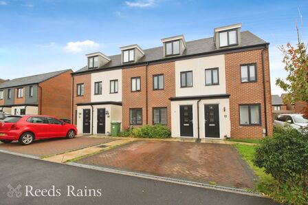 3 bedroom Mid Terrace House for sale