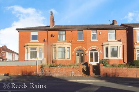 3 bedroom Mid Terrace House for sale