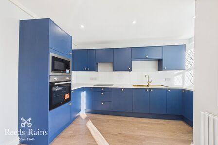 3 bedroom Mid Terrace House to rent