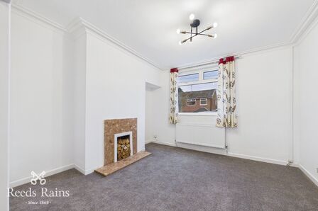 Quarry Road, 3 bedroom Mid Terrace House to rent, &pound;1,000 pcm