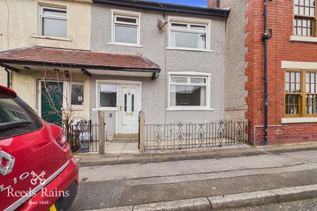 3 bedroom Mid Terrace House to rent