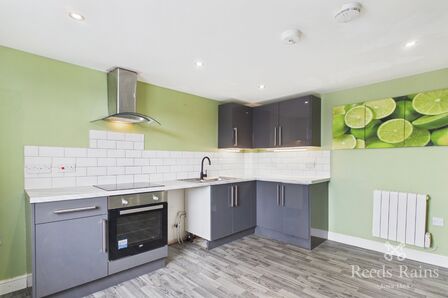 Park Road, 2 bedroom Flat to rent, &pound;850 pcm