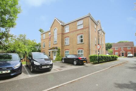 Regency Gardens, 2 bedroom Flat to rent, &pound;850 pcm