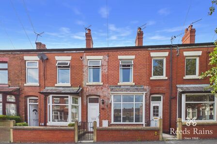 3 bedroom Mid Terrace House for sale