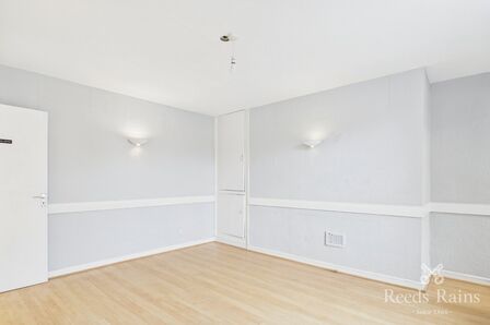 Park Road, 2 bedroom Mid Terrace House to rent, &pound;850 pcm