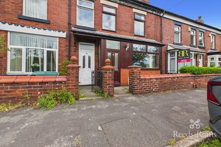 4 bedroom Mid Terrace House to rent