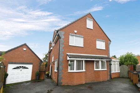 Cornwall Drive, 4 bedroom Detached House for sale, £399,950