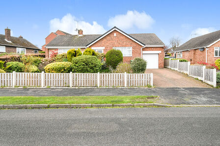 Robincroft Road, 2 bedroom Detached Bungalow to rent, £1,050 pcm