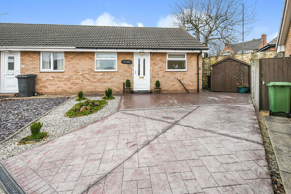3 bedroom End Terrace House for sale, Lawn Villas, Calow, S44 £180,000