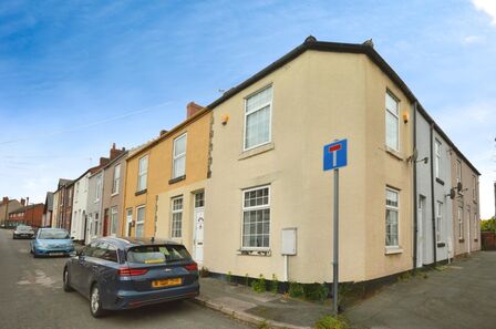 London Street, 2 bedroom Mid Terrace House to rent, &pound;700 pcm