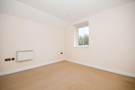 Wain Avenue, 2 bedroom Flat to rent, &pound;750 pcm