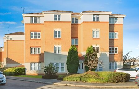 Spinner Croft, 2 bedroom  Flat to rent, £825 pcm