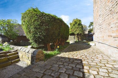 5 bedroom Semi Detached House for sale