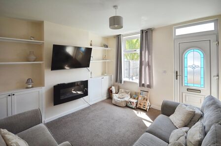 2 bedroom Mid Terrace House for sale