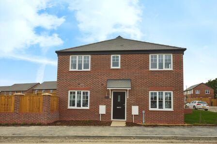 Ash Close, 3 bedroom Semi Detached House to rent, £1,300 pcm