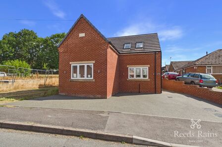 New Street, 3 bedroom Detached Bungalow to rent, &pound;1,000 pcm