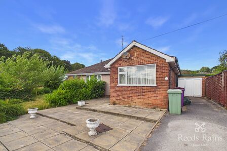 Nether Close, 2 bedroom Semi Detached Bungalow to rent, &pound;825 pcm