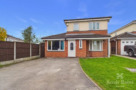 Beresford Close, 4 bedroom Detached House for sale, &pound;270,000
