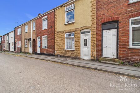 2 bedroom Mid Terrace House for sale