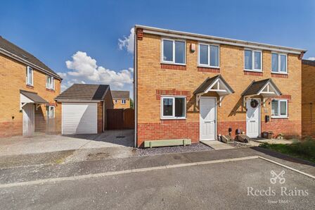 Croft House Way, 3 bedroom Semi Detached House to rent, &pound;950 pcm