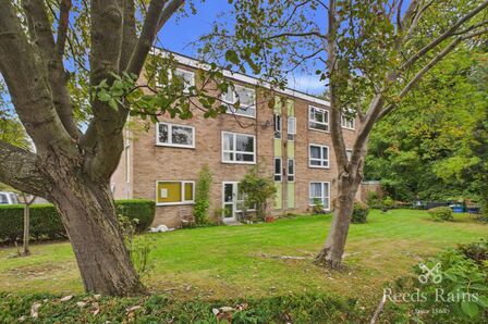 Chatsworth Road, 2 bedroom Flat for sale, &pound;130,000