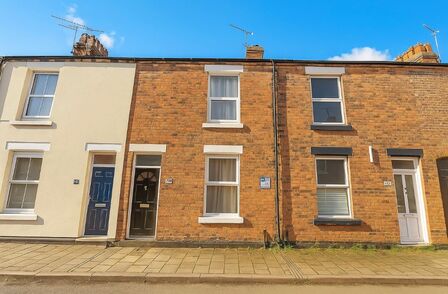 2 bedroom Mid Terrace House for sale