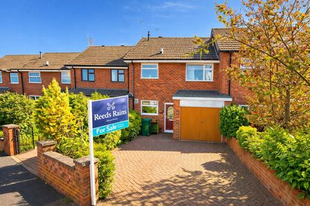 3 bedroom Mid Terrace House for sale