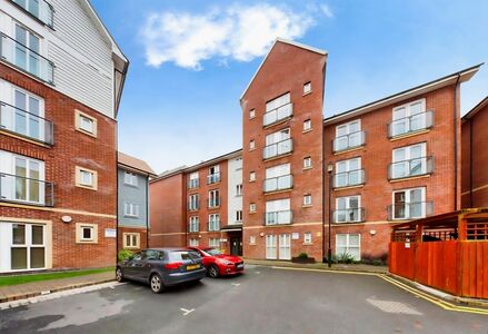 Saddlery Way, 1 bedroom  Flat to rent, £1,100 pcm