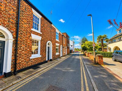 2 bedroom Mid Terrace House for sale