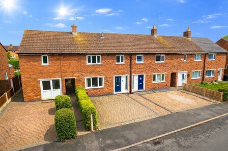 Pipers Lane, 3 bedroom Mid Terrace House to rent, &pound;1,500 pcm