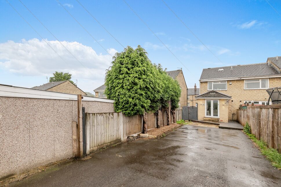 2 bedroom End Terrace House for sale, Huddersfield Road, Birstall, WF17 £147,000