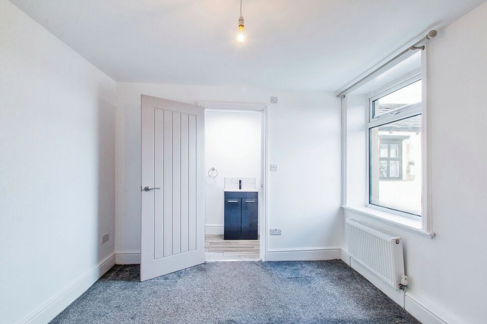 4 bedroom End Terrace House for sale, Whitechapel Road, Cleckheaton