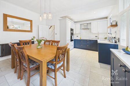 4 bedroom Mid Terrace House for sale